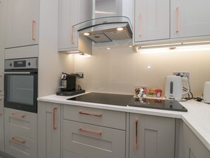 Refrigerador, lavavajillas, tetera/pava eléctrica, tostadora