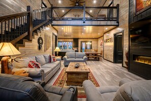 Smart TV, fireplace, video games, DVD player - Best VIEWS in Hochatown + Pool Table  + 2 Decks + 4 King Bedrooms + Bunk Loft (Broken Bow)