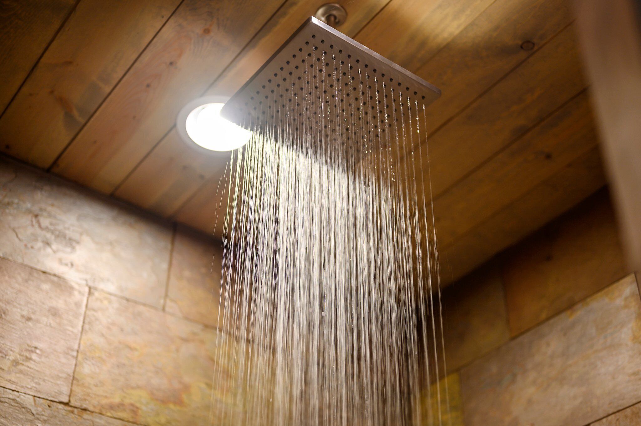 Wasser fließt aus dem Duschkopf.