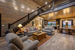 Smart TV, fireplace, video games, DVD player - Best VIEWS in Hochatown + Pool Table  + 2 Decks + 4 King Bedrooms + Bunk Loft (Broken Bow)