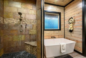 Shower, hair dryer, towels - Guests Favorite + Pool Table  + 2 Decks + 4 King Bedrooms + Bunk Loft + XL deck (Broken Bow)
