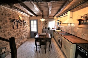 Fridge, microwave, oven, stovetop - Wabisabi Townhouse en Hoces del Río Riaza (Montejo de la Vega de la Serrezuela)