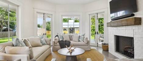 Een smart-tv en een kantoor