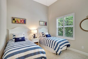 3 bedrooms, desk, WiFi, bed sheets - Sunny Retreat with Private Pool in North Naples (Naples)