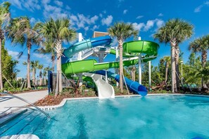 Parque acuático con múltiples toboganes y piscina.