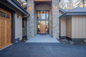 Exterior detail - Luxury Lakefront Home with Access to Exclusive Golf (Sunriver)