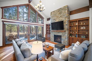 Télévision, cheminée, baby-foot, table de tennis de table