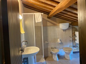 Håndklær, såpe og toalettpapir