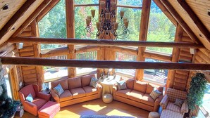 Ein geräumiges Loft mit hohen Decken und großen Fenstern, die einen Ausblick ins Freie bieten.