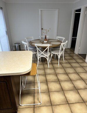 Dining - Robertsons Rest - Comfortable 3 bedroom holiday home. Off Peak Special! (Stansbury)
