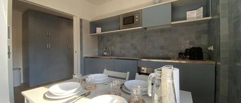 Réfrigérateur, micro-ondes, four, plaque de cuisson