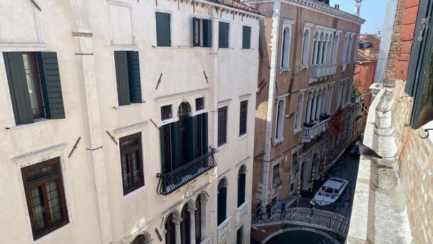 A narrow canal in a historic European city with buildings on either side. - Ca' Magna Apartment  (Venezia)