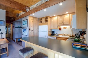 Kylskåp, ugn, spishäll och kaffe- och tebryggare