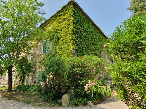 Cottage for 4 in a small village near Uzès, with garden, pool and airco