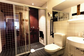 Quarto casal superior | Banheiro | Secador de cabelo, toalhas de banho, sabonete, shampoo