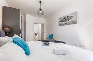 5 bedrooms, iron/ironing board, WiFi, bed sheets