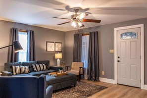 TV - Charming Hillsdale Home - Walking to Campus & Downtown (Hillsdale)