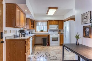 Private kitchen - Charming Hillsdale Home - Walking to Campus & Downtown (Hillsdale)