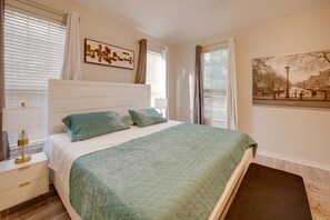 4 slaapkamers, een bureau, een strijkplank/strijkijzer, reisbedje
