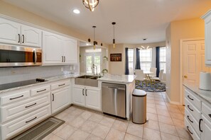 Fridge, microwave, oven, stovetop - 13 Mi to Dtwn McKinney! Family Getaway w/ Pool (Anna)