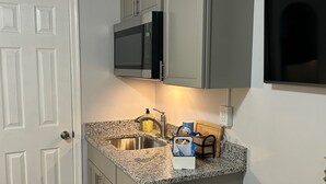 Single Room | Private kitchenette | Fridge, toaster, cookware/dishes/utensils, paper towels