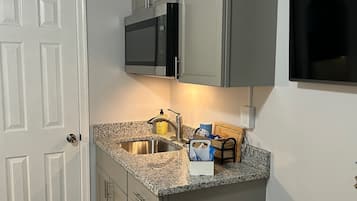 Kamar Single | Dapur kecil pribadi | Lemari es, pemanggang roti, peralatan masak/sendok-piring, dan tisu