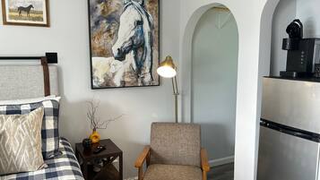 Kamar Single | Seprai premium, busa memori, dan didekorasi berbeda-beda