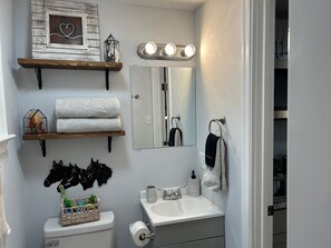 Enkelrum | Badrum | Dusch, hårtork och handdukar