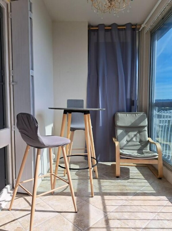 Outdoor dining - Agréable Studio Avec Cave et Parking Privatifs (La Ciotat)