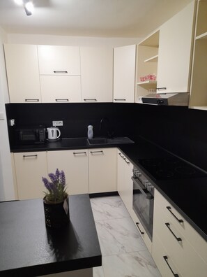 Astianpesukone, keittoastiat/astiat/ruokailuvälineet