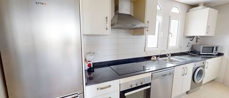 Kühlschrank, Mikrowelle, Ofen, Geschirrspüler