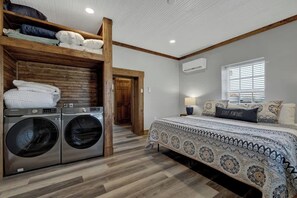 4 bedrooms, iron/ironing board, free WiFi, bed sheets - Luxury 1800s-Remodeled German Haus on PrivateRanch (Fredericksburg)