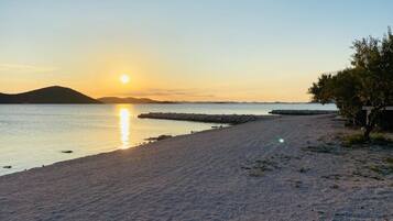 Vlak bij het strand, ligstoelen aan het strand