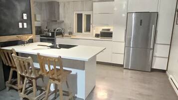 Frigorífico, microondas, horno y placa de cocina