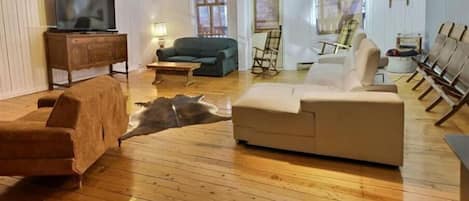 Smart TV, fireplace