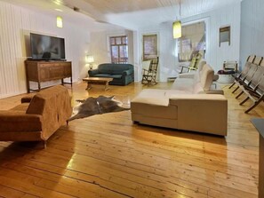 Smart TV, chimenea y tenis de mesa 