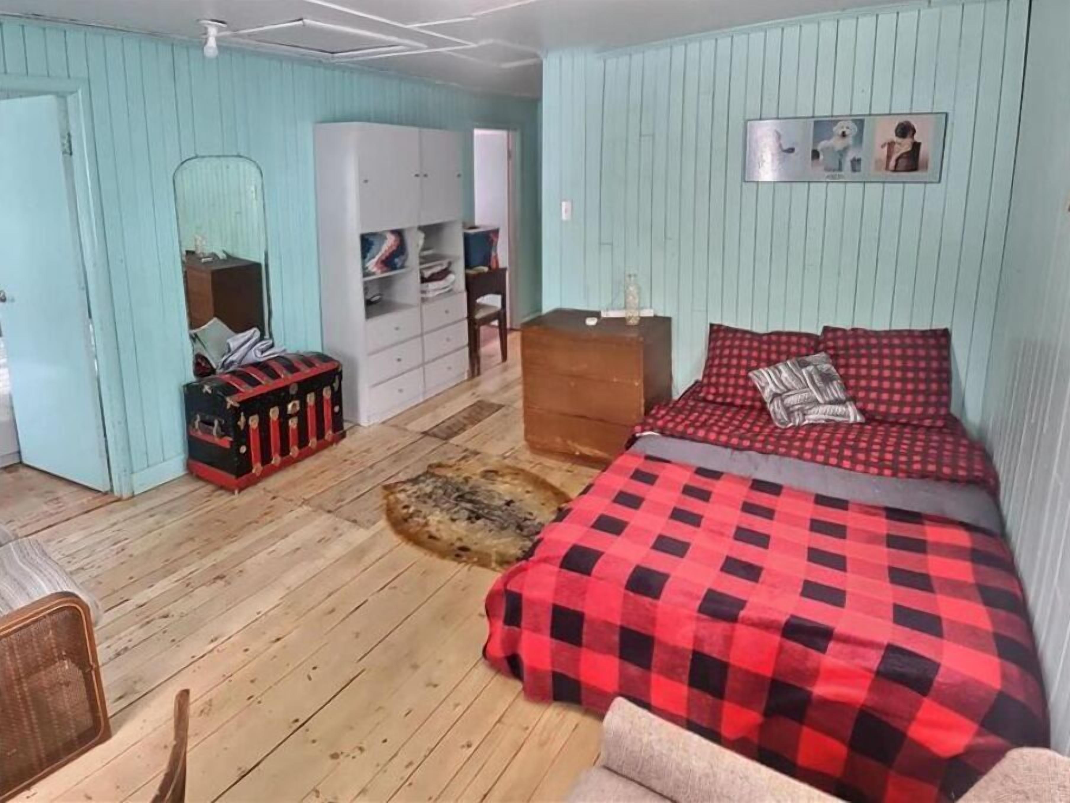 8 bedrooms, iron/ironing board, free WiFi, bed sheets