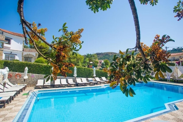 Una piscina al aire libre de temporada