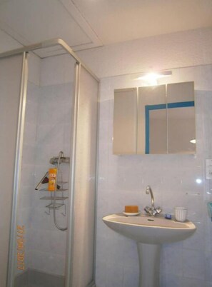 Towels, soap, toilet paper - Clos des Plages, Studio Avec Parking Privatif (La Ciotat)