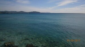 A clear view of a calm sea with distant landforms under a blue sky. - Clos des Plages, Studio Avec Parking Privatif (La Ciotat)