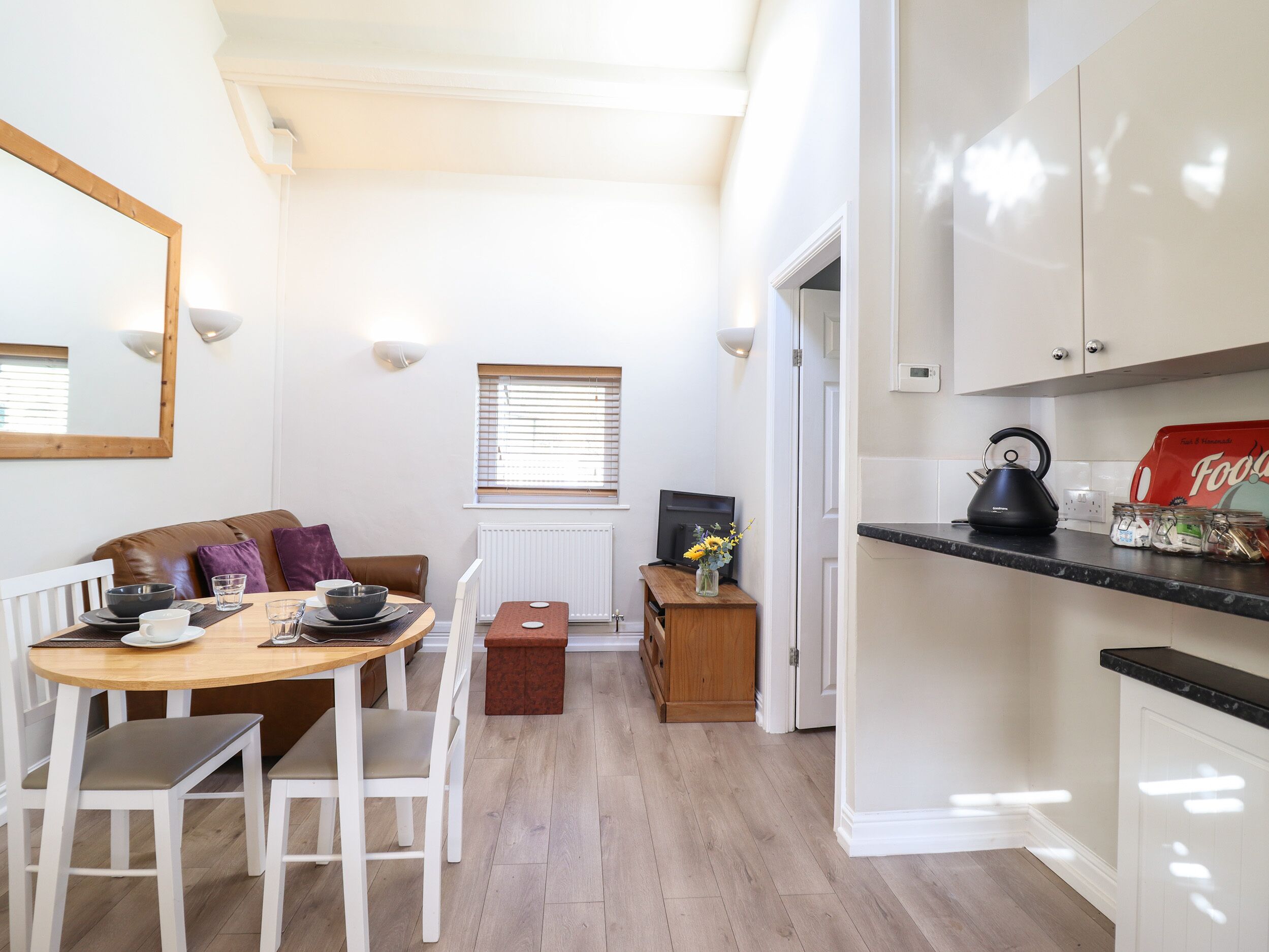 Kühlschrank, Wasserkocher, Toaster, Kochgeschirr/Geschirr/Besteck