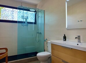 Hiustenkuivaaja, pyyhkeet, saippua, vessapaperi