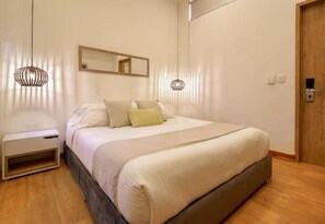 1 Schlafzimmer, Zimmersafe, Schreibtisch, Bügeleisen/Bügelbrett