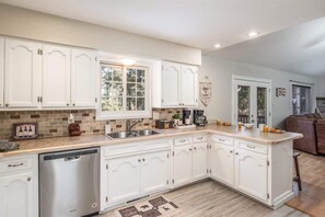 Fridge, microwave, oven, stovetop - Midtown Park House Su (Ruidoso)