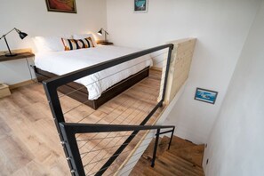 1 makuuhuone, työpöytä, silitysrauta/-lauta, vauvan matkasänky