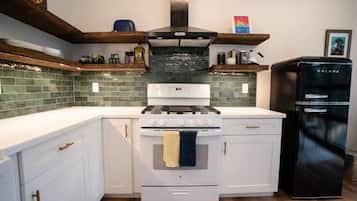 Fridge, oven, stovetop, coffee/tea maker