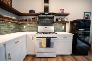 Réfrigérateur, four, plaque de cuisson, cafetière/bouilloire