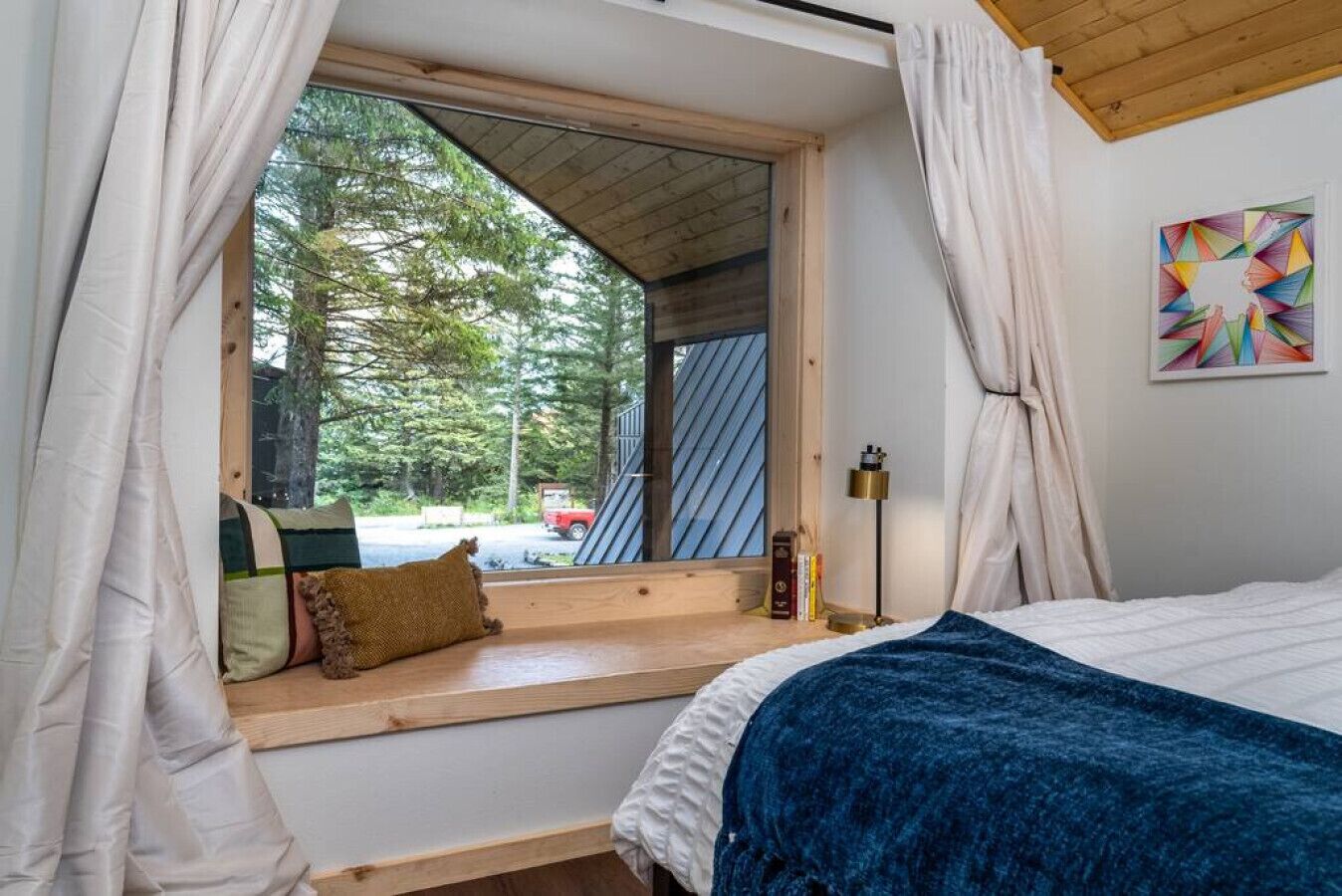 2 makuuhuonetta, työpöytä, silitysrauta/-lauta, vauvan matkasänky