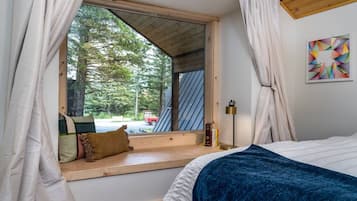 2 bedrooms, desk, iron/ironing board, travel cot