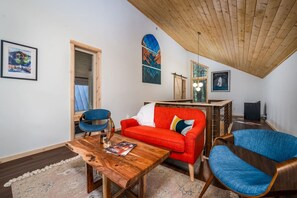 Chimenea, libros, estéreo